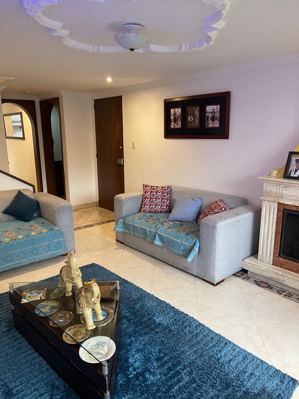 Casa en Venta de Dos Niveles en CEDRITOS Con Triple Parqueadero en Serie