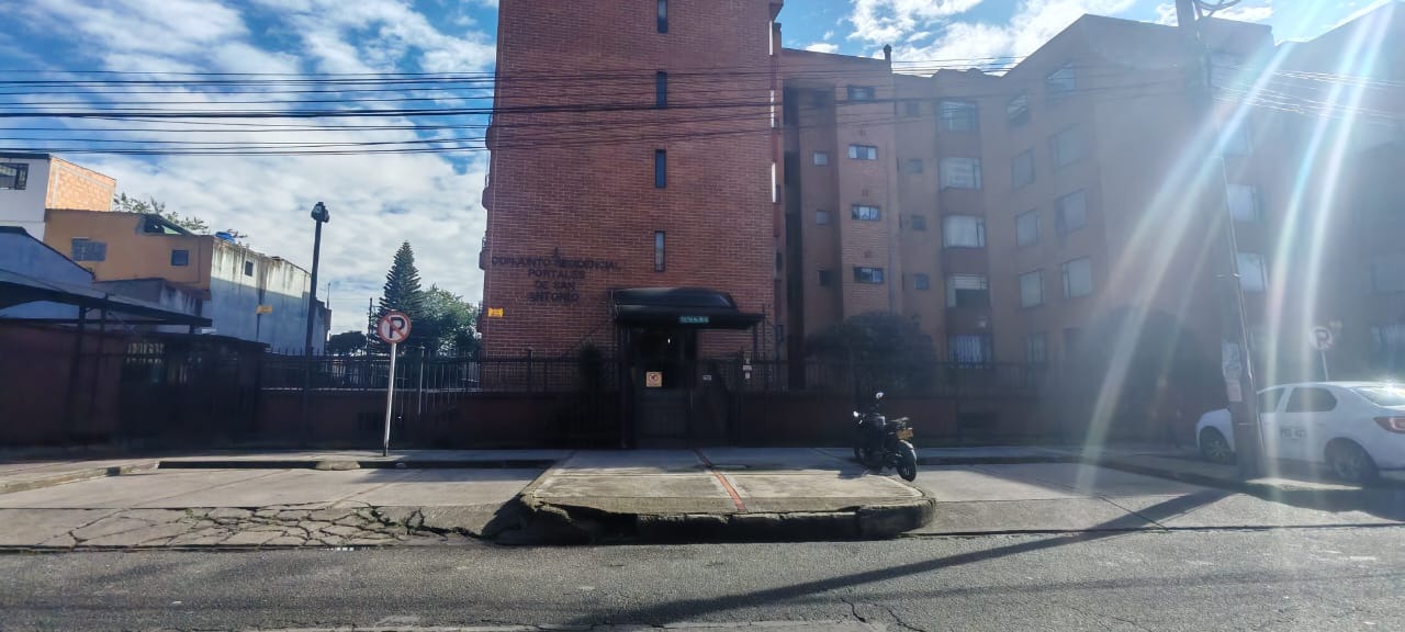 VENTA DE APARTAMENTO EN ENGATIVÁ CON PARQUEADERO CERCA AL CENTRO EMPRESARIAL PUNTO 72, PORTALES DE SAN ANTONIO. - Imagen 3